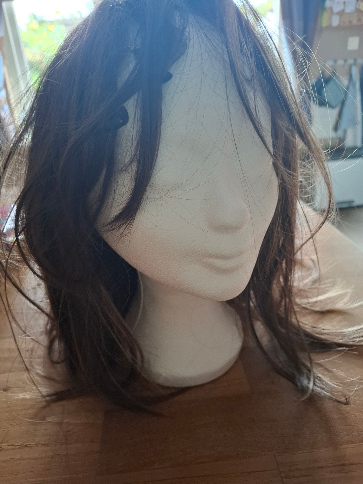 Bruine pruik met lange haren met piepschuim hoofd, Sieraden, Tassen en Uiterlijk, Uiterlijk | Haarverzorging, Ophalen of Verzenden