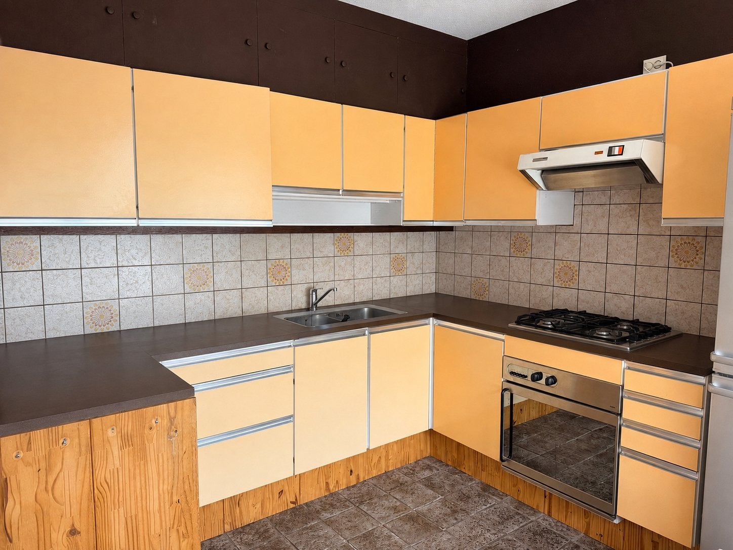Retro hoekkeuken met apparatuur - geel, Huis en Inrichting, Keuken | Complete keukens, Ophalen, Gebruikt, Overige kleuren, Hoekkeuken