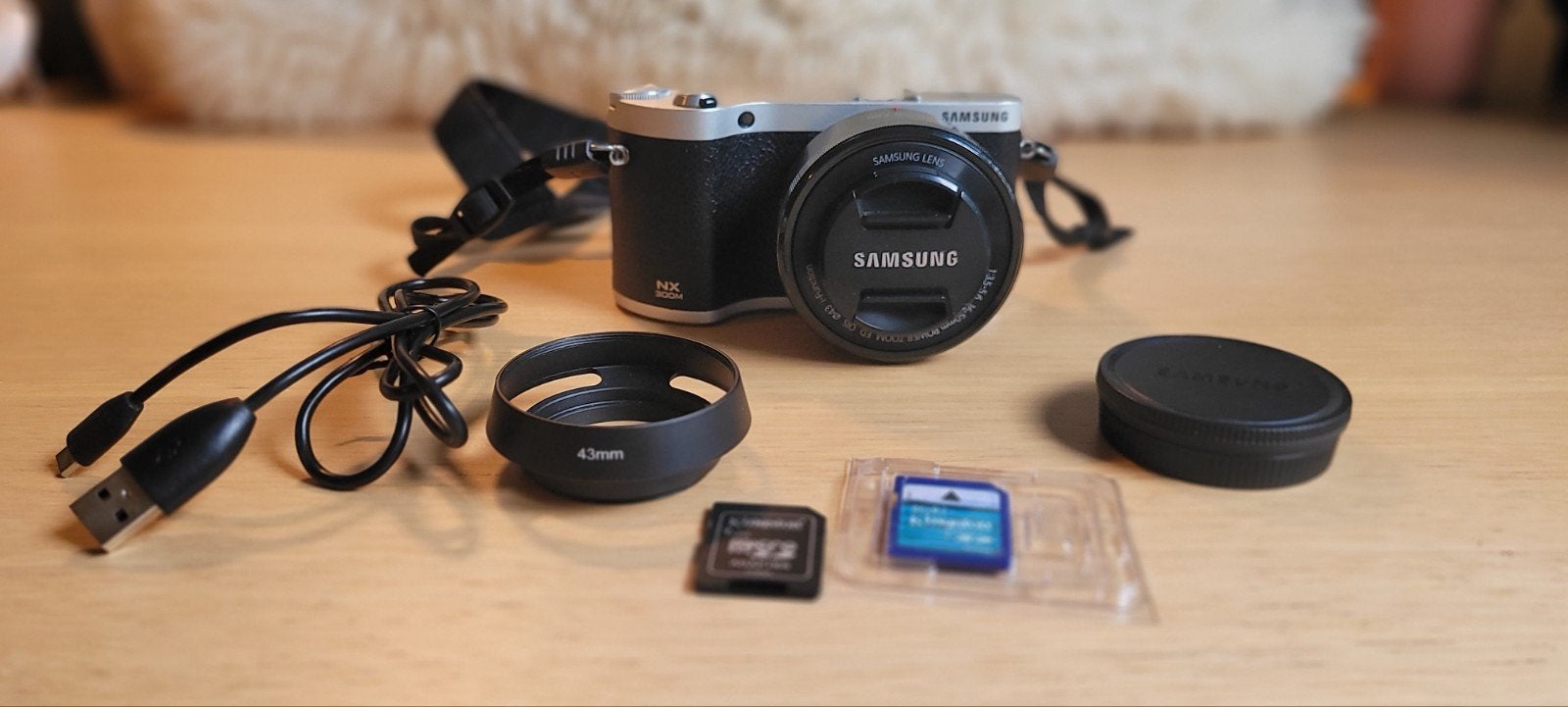 Samsung NX300M met 16-50 OIS Power Zoom lens - scherm defect, Gebruikt, Ophalen of Verzenden, Samsung, Handmatige focus