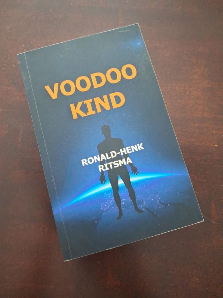 Ronald Henk Ritsma - voodookind, Boeken, Thrillers, Zo goed als nieuw, Ophalen of Verzenden