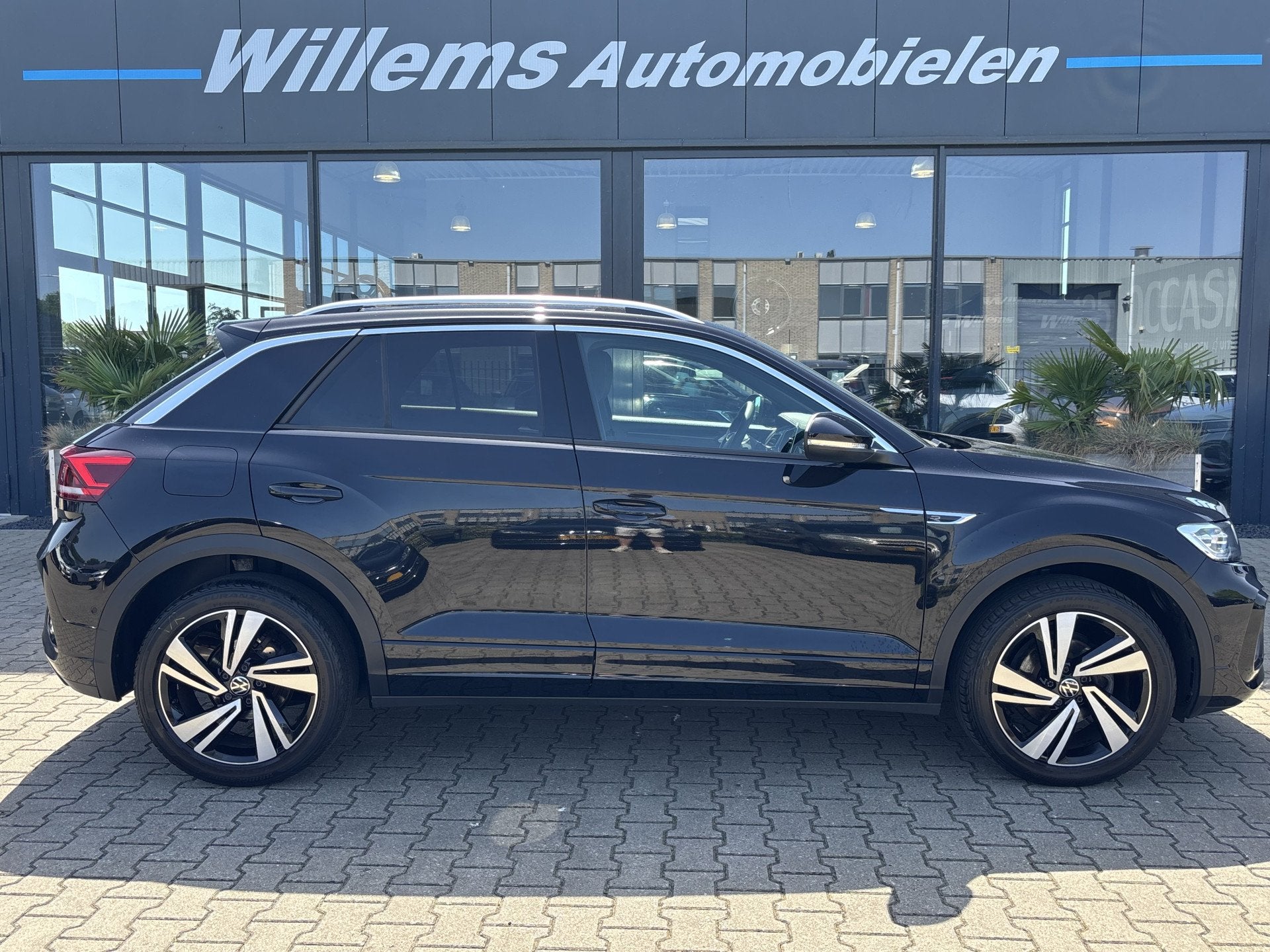 Volkswagen T-Roc 1.5 TSI R-Line Business+ Stoel & Stuurwiel, 4 cilinders, Zwart, 1253 kg, Bedrijf
