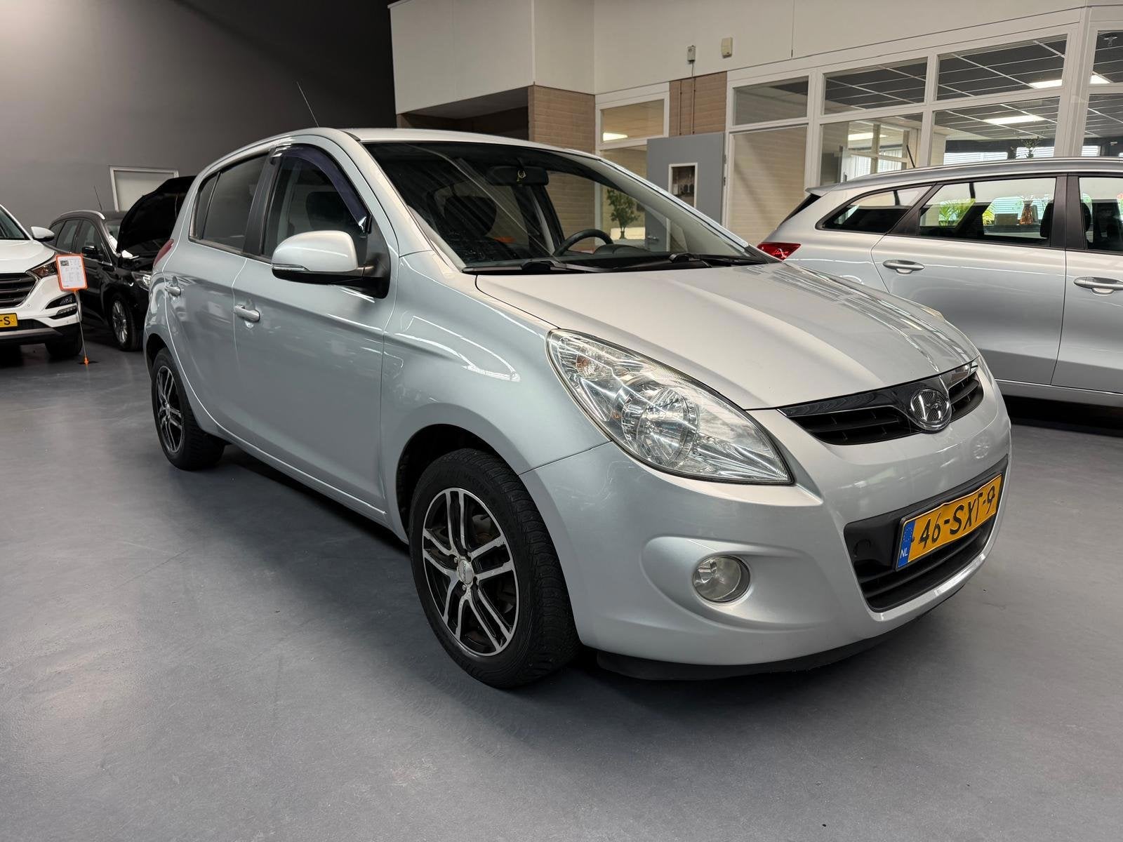 Hyundai I20 1.2i i-Motion AIRCO NAP NL AUTO, Auto's, Euro 5, 450 kg, Gebruikt, 31 €/maand