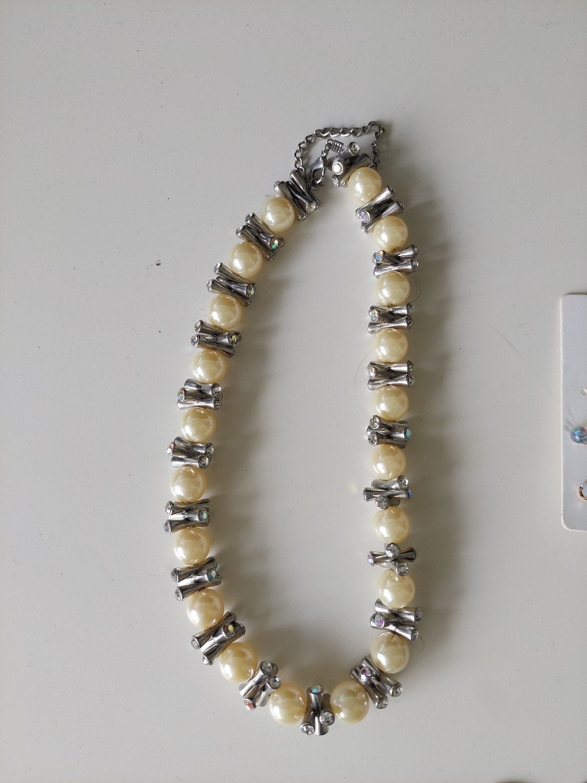 Elegante parelketting met zilverkleurige accenten, Sieraden, Tassen en Uiterlijk, Met kristal, Overige materialen, Beige, Ophalen of Verzenden