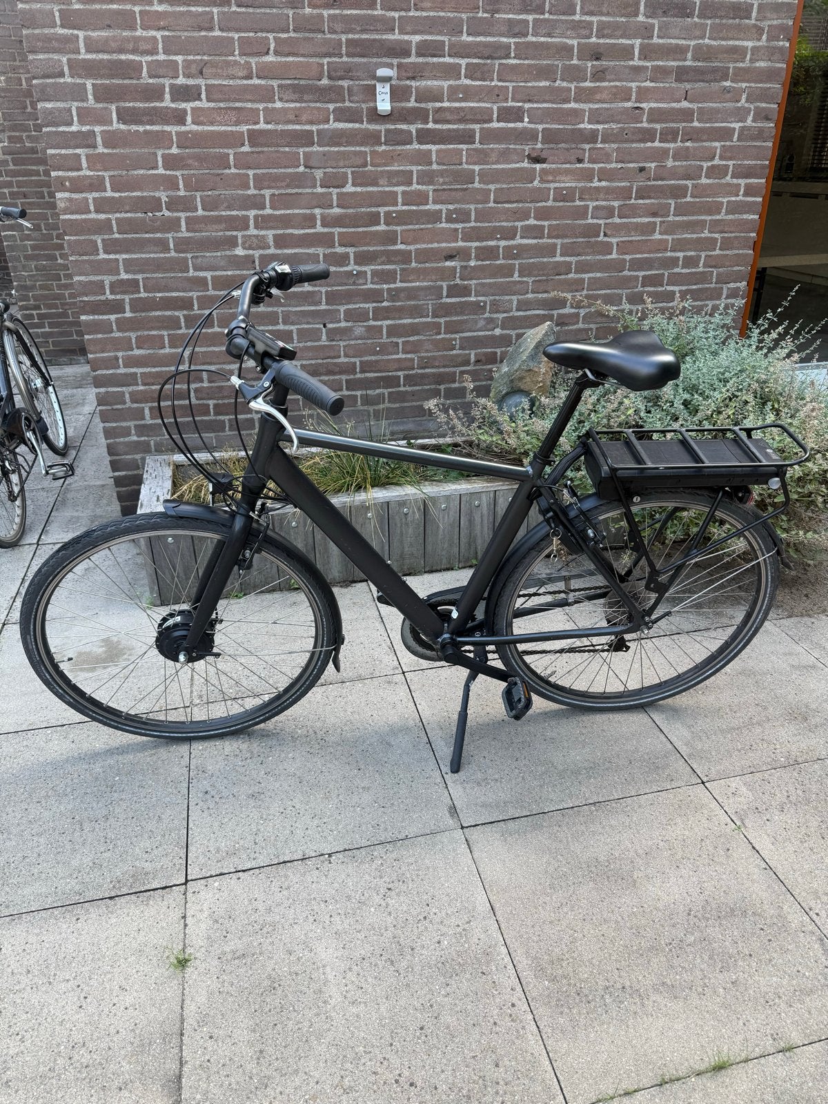 Zwarte elektrische fiets. Opladen defect, Gebruikt, 51 tot 55 cm, 30 tot 50 km per accu, Ophalen