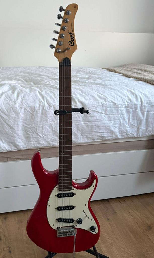 Gitaar Cort G200, rood met wit (inclusief accessoires), Muziek en Instrumenten, Gebruikt, Met versterker, Solid body, Ophalen