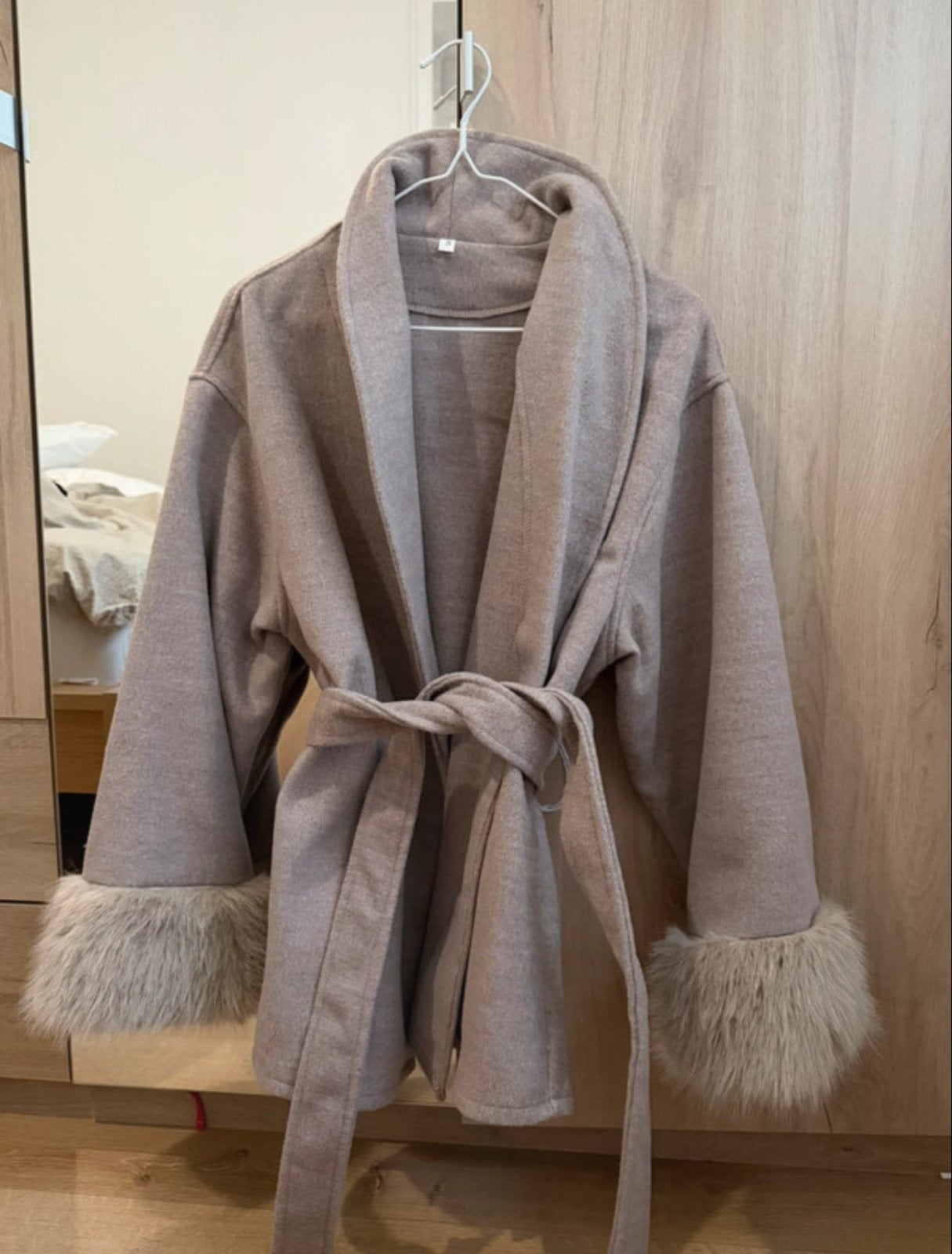 Warm vest/jas met bontdetails, Kleding | Dames, Ophalen of Verzenden, Zo goed als nieuw, Maat 38/40 (M), Beige