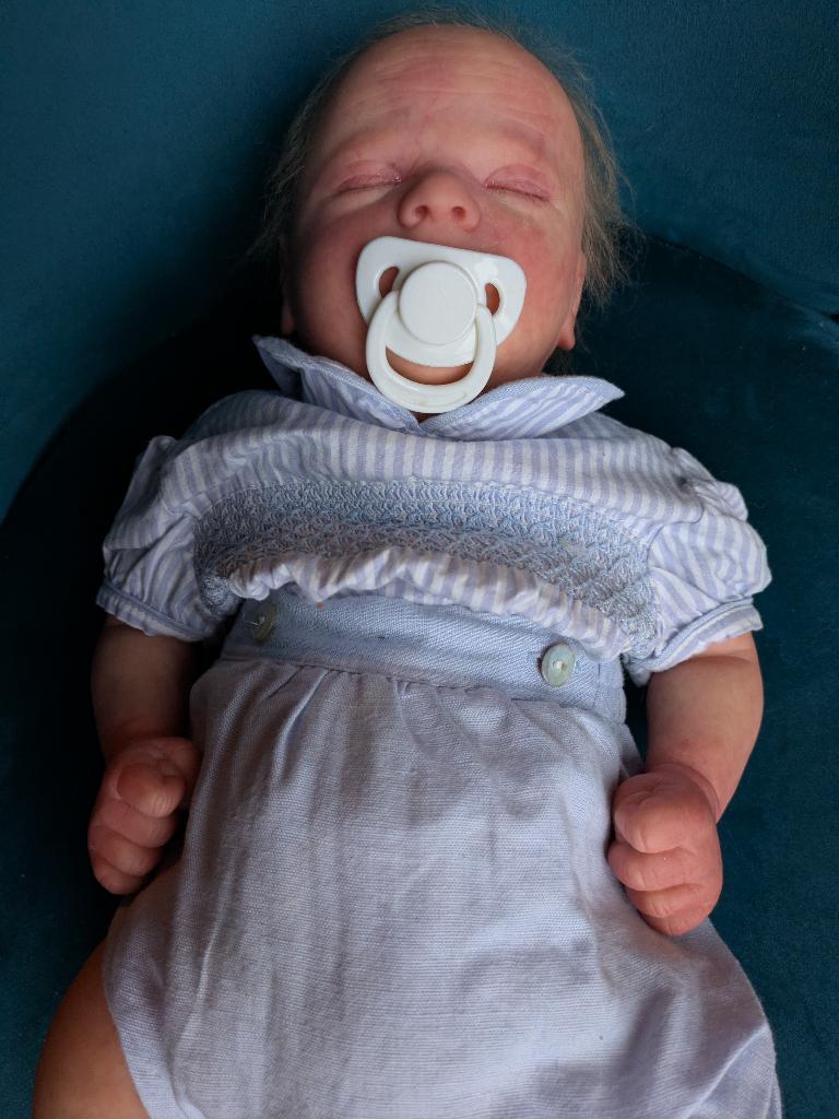 Reborn pop met certificaat, extra kleertjes en wieg, Ophalen of Verzenden, Zo goed als nieuw, Pop, Levensecht of Reborn