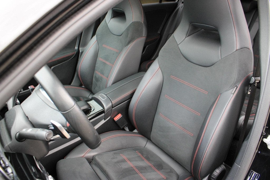 Mercedes-Benz A-Klasse 180 AMG Pano | Multispaak | Carplay |, 136 pk, Gebruikt, 4 cilinders, Leder en Stof