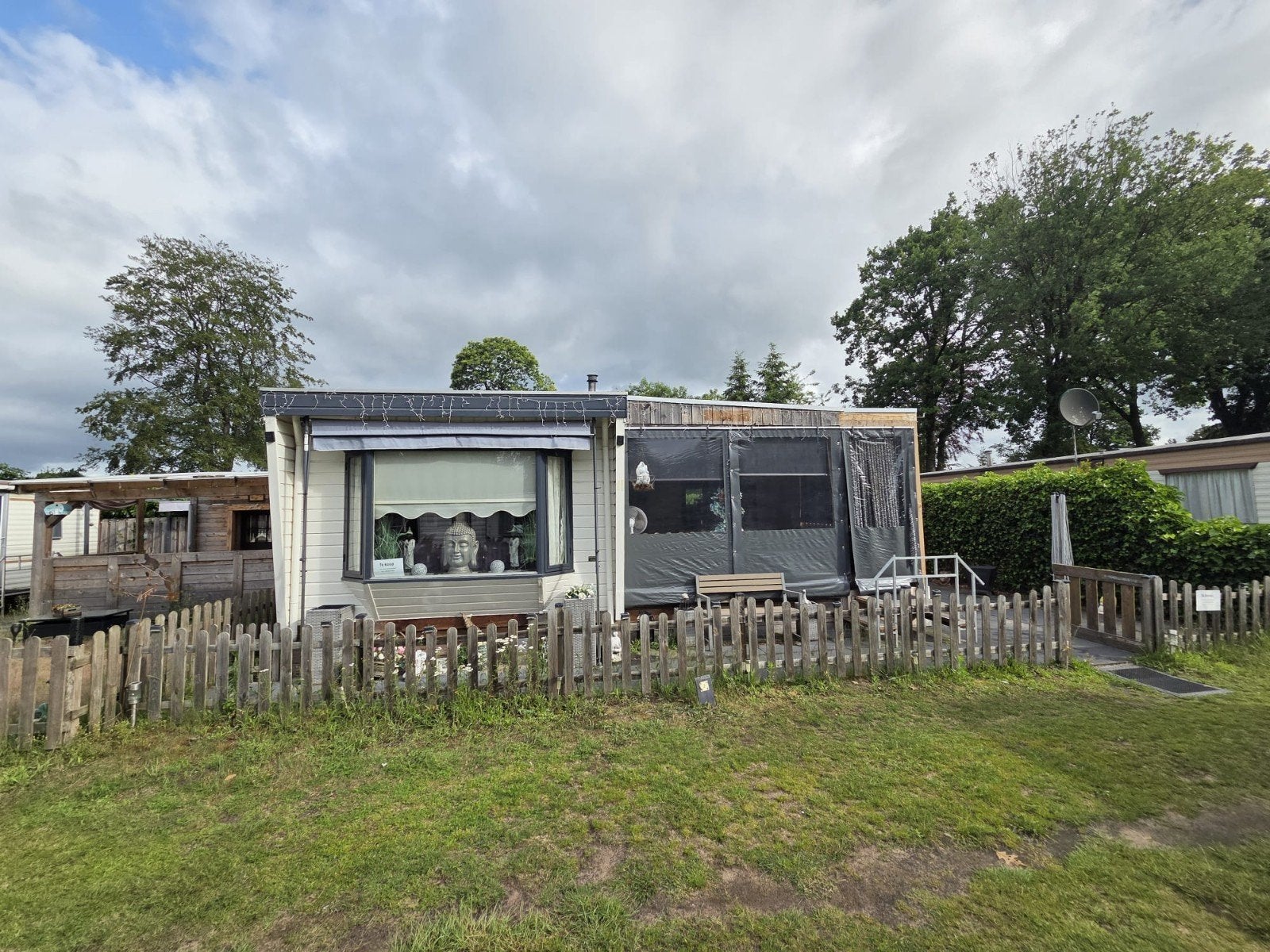 Te koop aangeboden mooie grote chalet in zeer nette staat, Caravans en Kamperen, Stacaravans