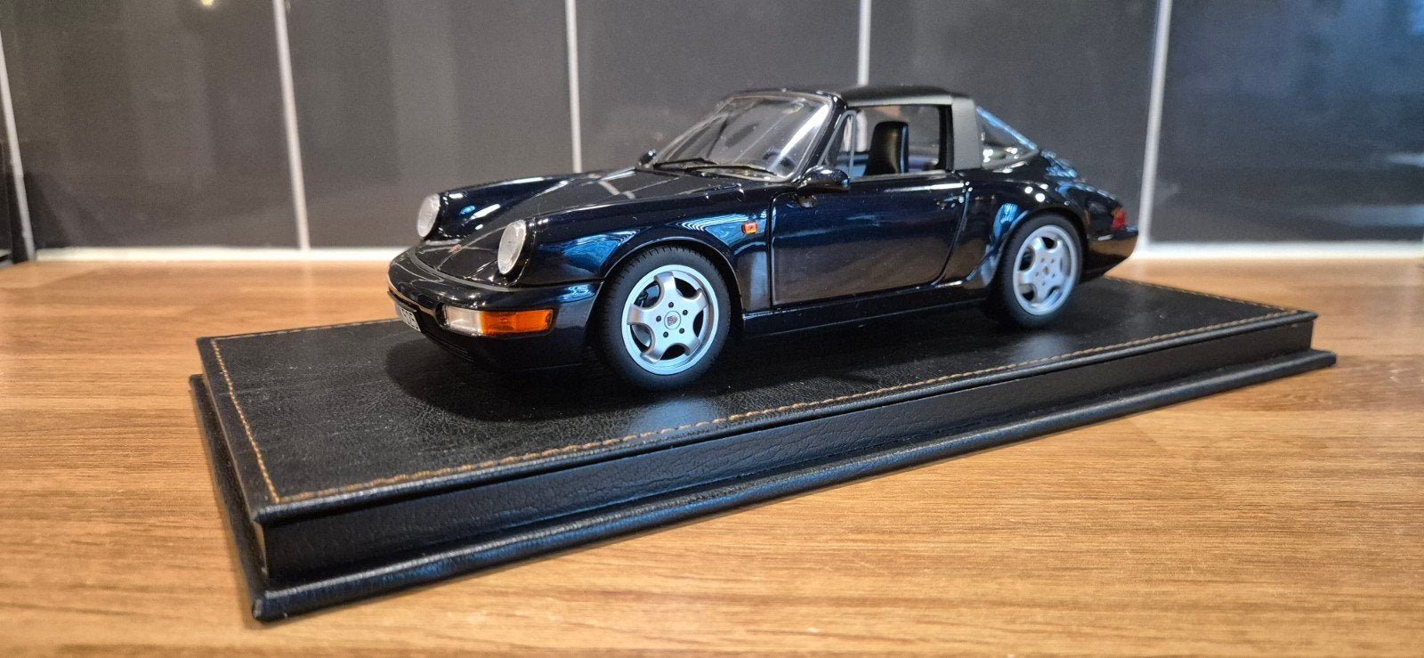 Porsche 911 964 Targa darkblue Norev 1 18
Merk Norev
Schaal, Hobby en Vrije tijd, Modelauto's | 1:18, Ophalen of Verzenden, Zo goed als nieuw