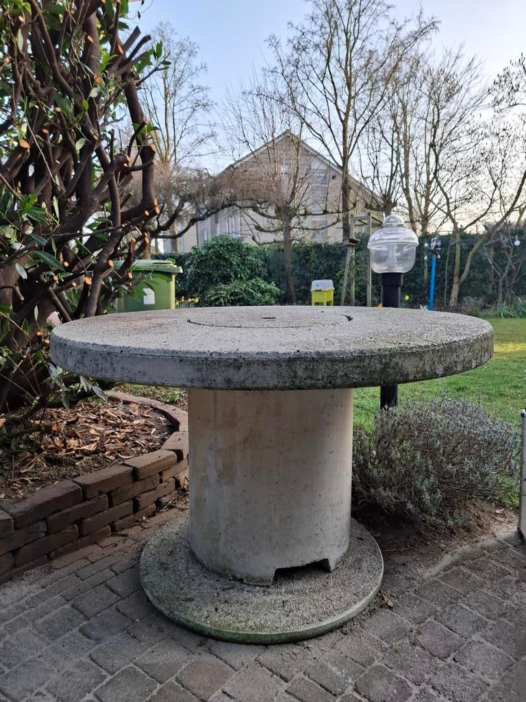 Betonnen tuintafel met geïntegreerde BBQ, Tuin en Terras, Tuintafels, Ophalen, Rond, Overige materialen