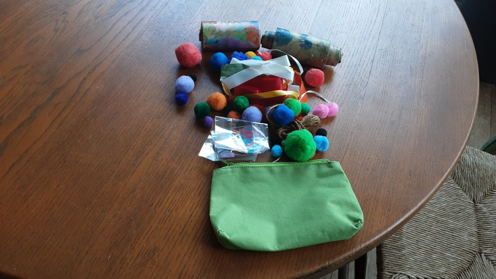 Etui met knutselspullen en 2 rolletjes knutselpapier, Hobby en Vrije tijd, Knutselen, Ophalen of Verzenden
