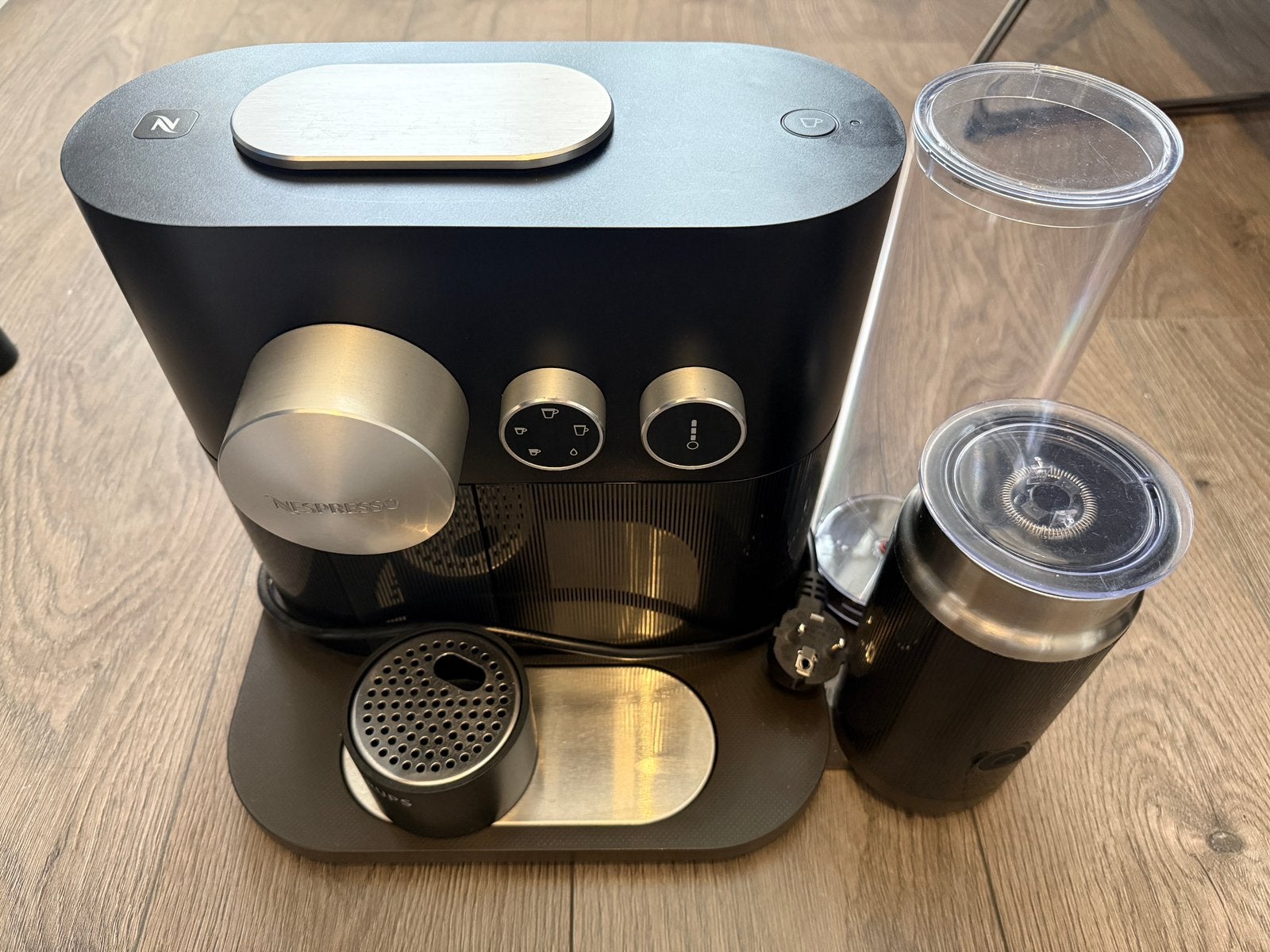 Nespresso Krup expert&milk met extras, Witgoed en Apparatuur, Koffiezetapparaten, Ophalen, Zo goed als nieuw, Espresso apparaat