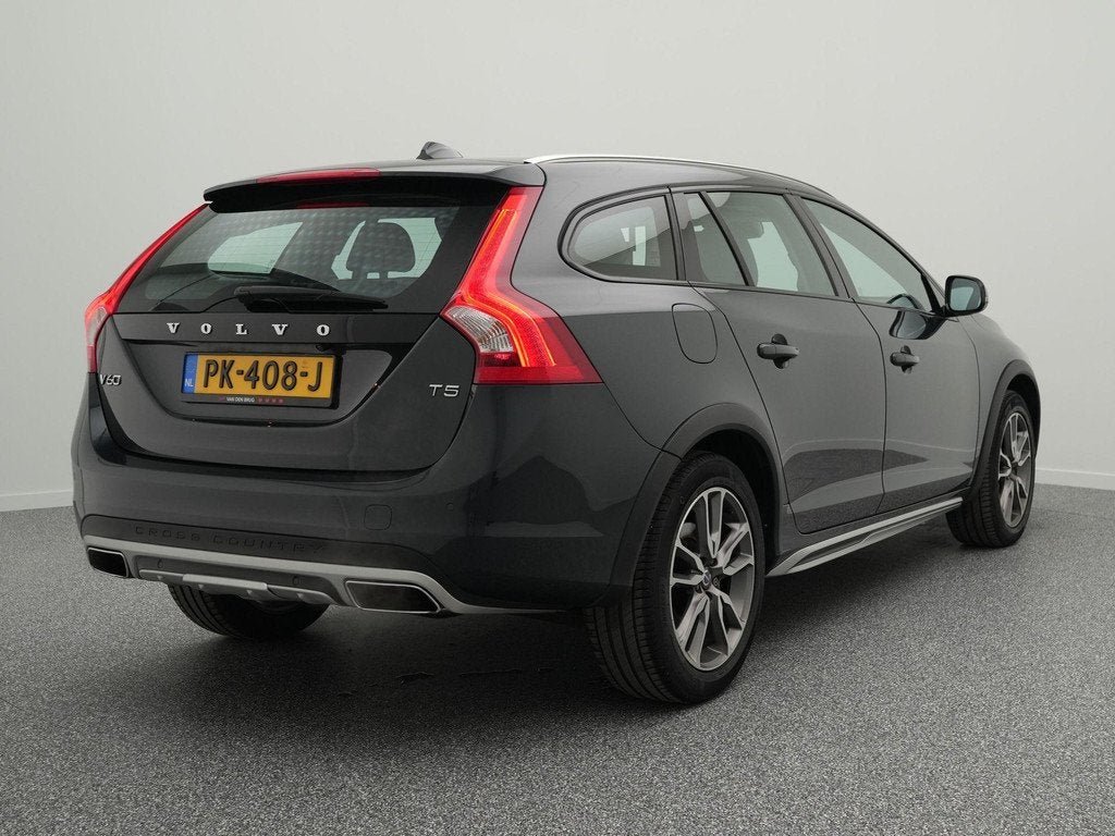 Volvo V60 Cross Country 2.0 T5 245 PK Polar+ Xenon | Schuifk, 15 km/l, Gebruikt, 4 cilinders, 1546 kg