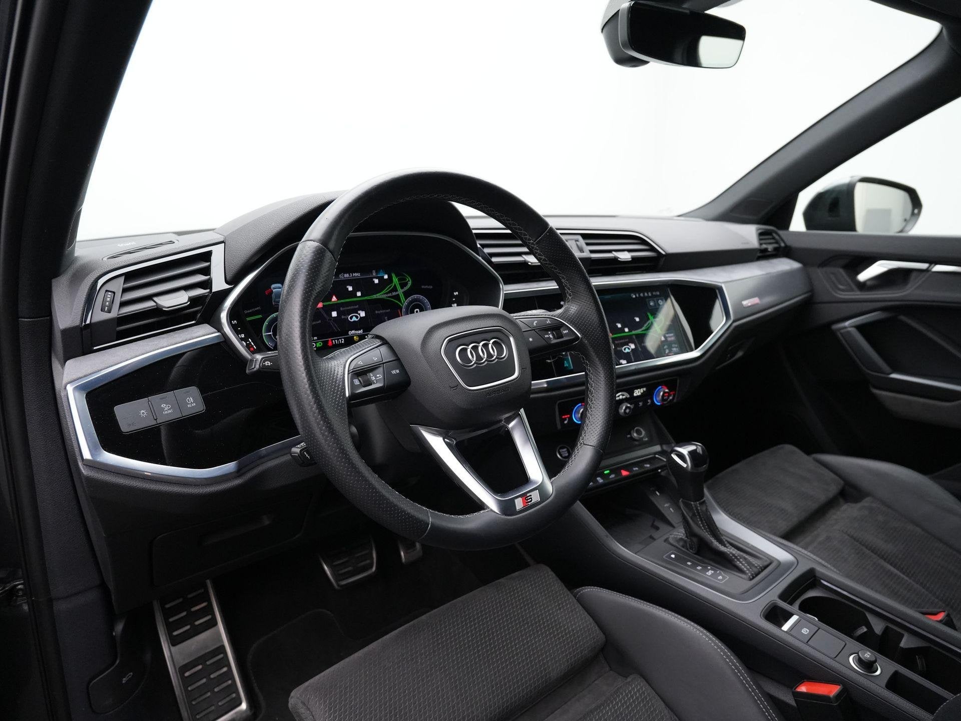 Foto 2 van Audi Q3 45 TFSI e 245 pk S-Line | Trekhaak | Sonos | Leder/a