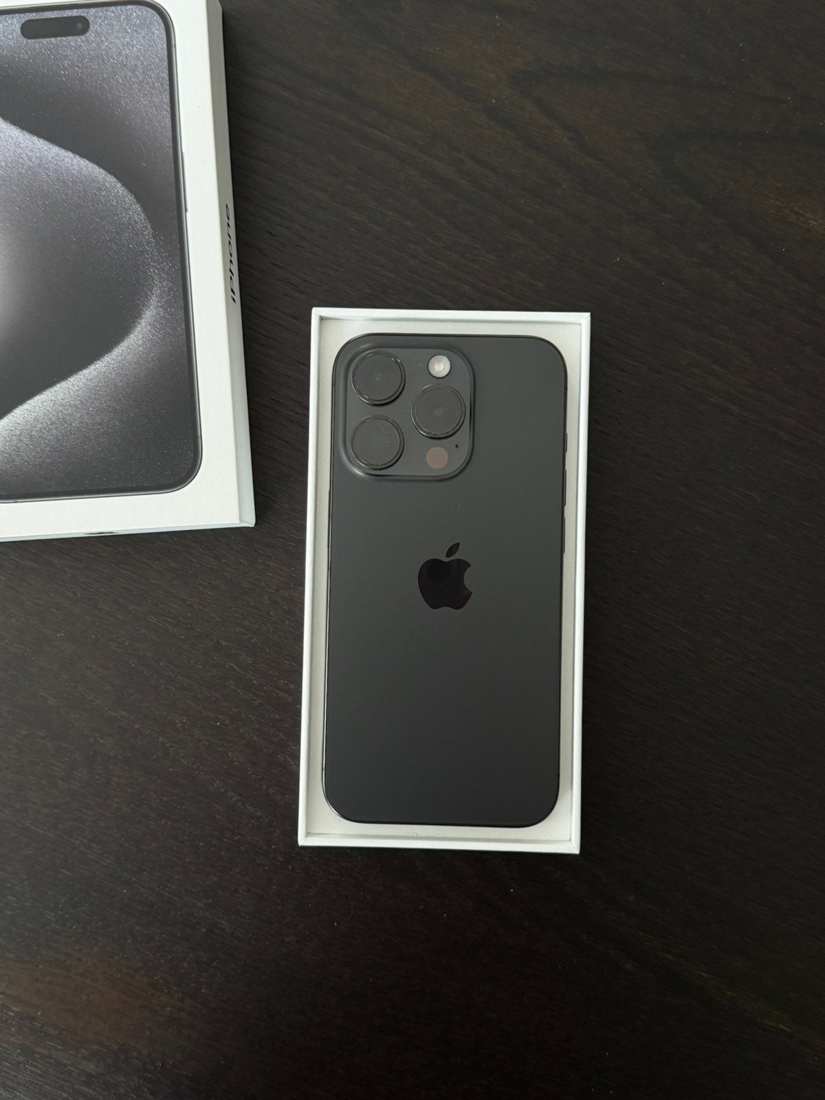 Foto 12 van Apple iPhone 15 Pro Black Titanium, 128GB +oplader en doosje