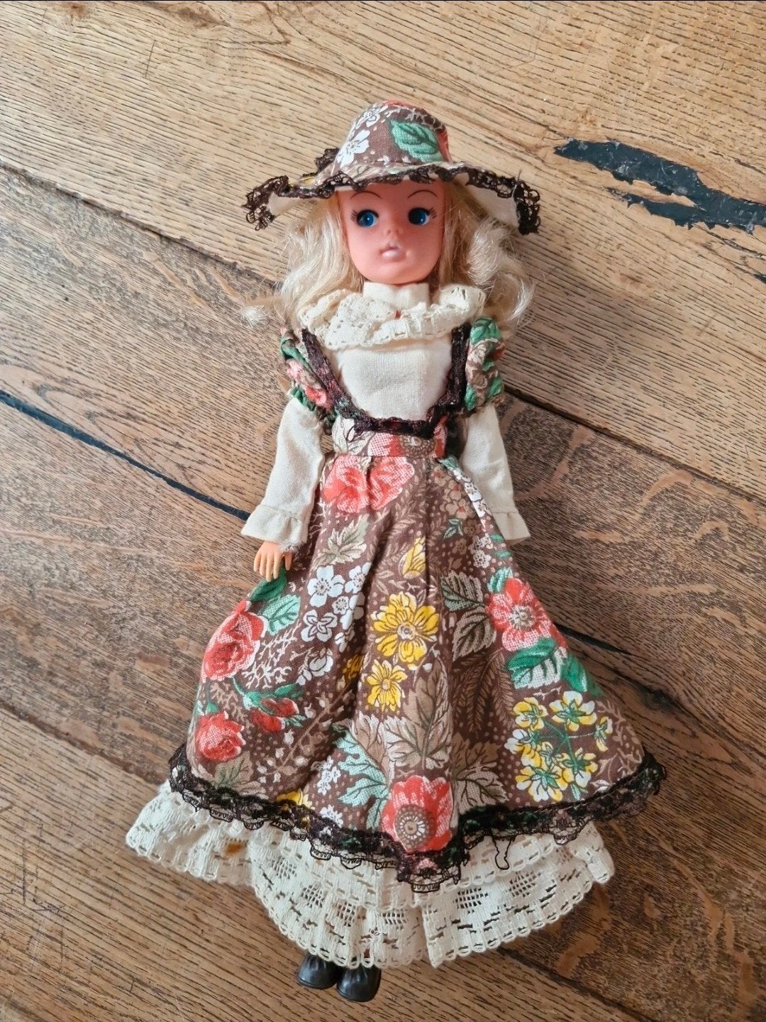 Vintage Sindy pop met bloemenjurk en hoedje, Ophalen of Verzenden