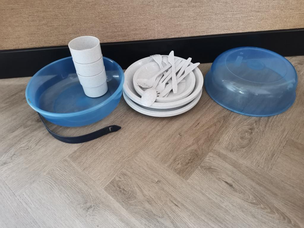 Camping servies set - borden, bekers, bestek, afwasbak, Ophalen of Verzenden, Gebruikt