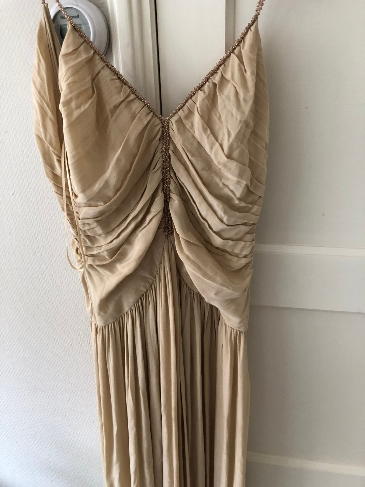 Te koop; nieuwe galajurk, Twinset, beige, 36/38, Kleding | Dames, Galajurk, Beige, Nieuw, Ophalen of Verzenden