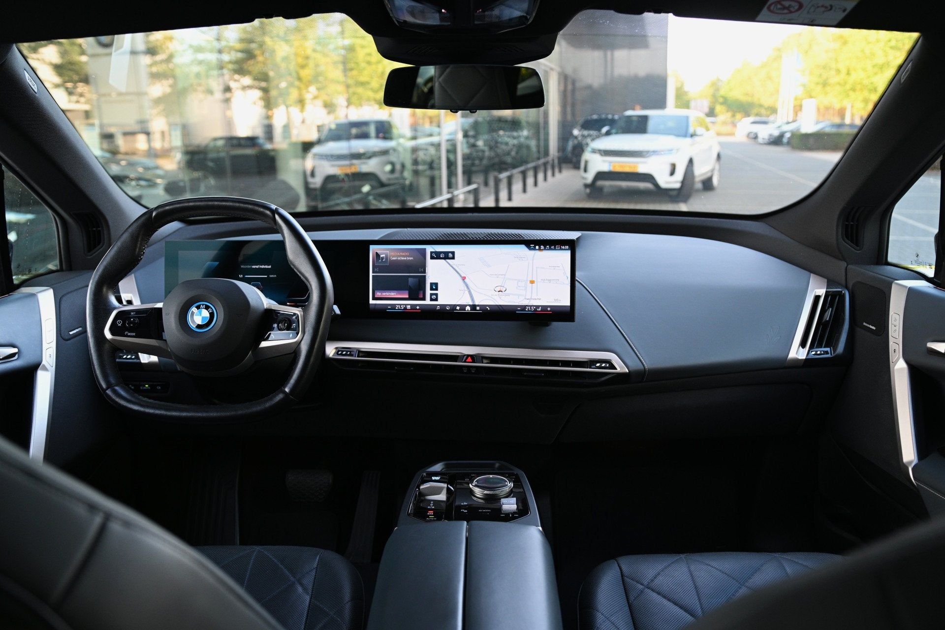 BMW iX xDrive40 / Sportpakket / Panoramadak Sky Lounge / Tre, Auto's, Dealer onderhouden, Gebruikt, Met garantie (alle), Zwart