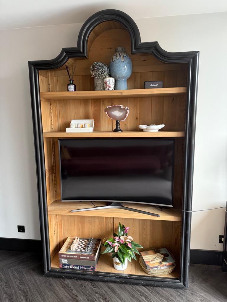 Stijlvolle zwarte kast met houten planken, Ophalen, Met plank(en), Gebruikt, 100 tot 150 cm