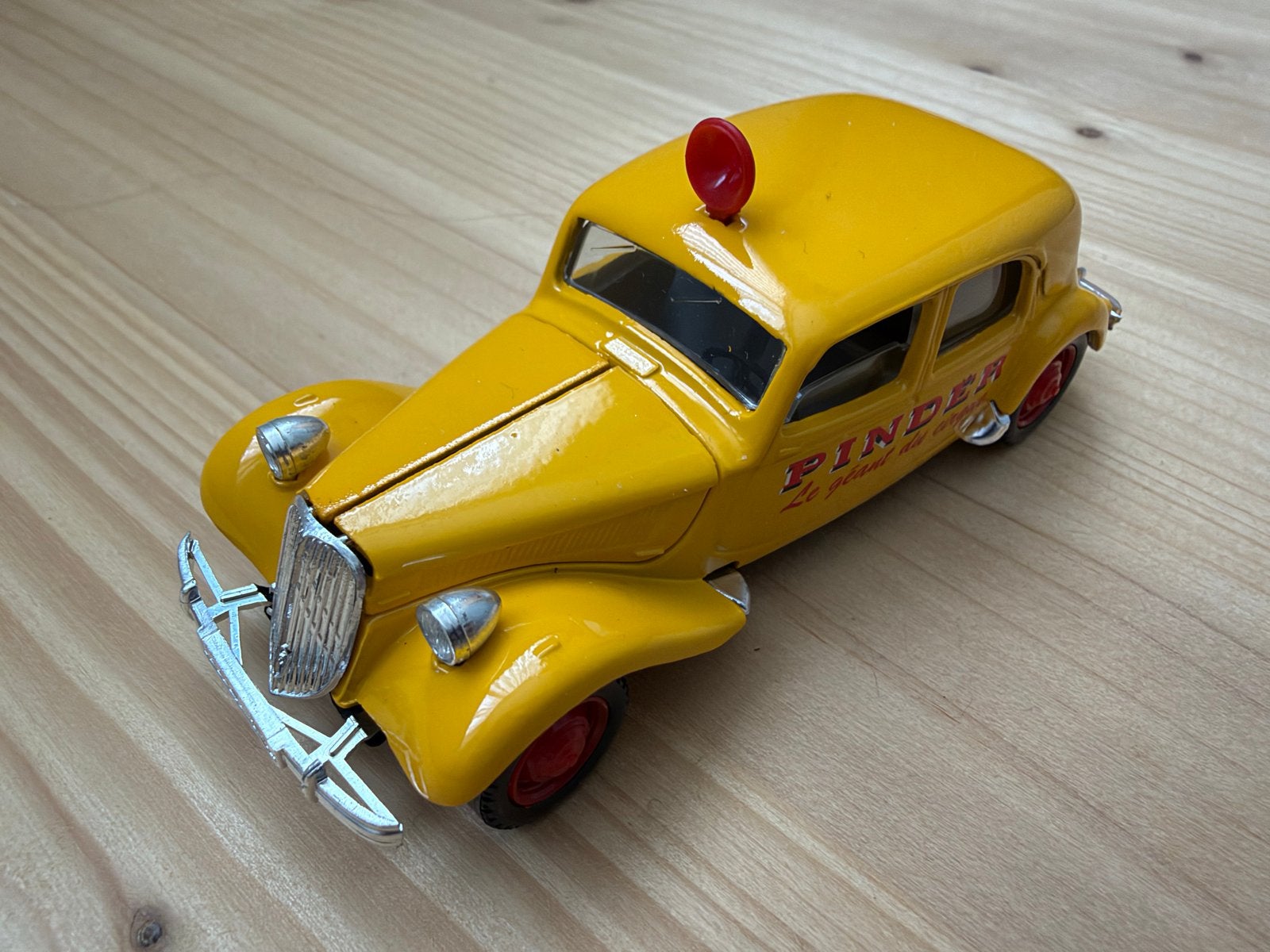 Solido Citroen Traction 1:43 - Pinder Circus, Ophalen of Verzenden, Zo goed als nieuw, Auto, Solido