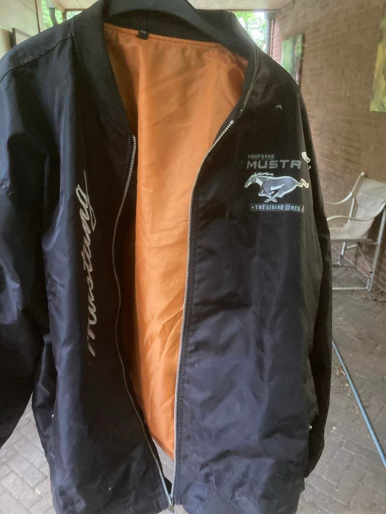 Mustang Bomberjack - Zwart met Oranje Voering, Kleding | Heren, Ophalen of Verzenden, Gedragen, Maat 52/54 (L), Zwart