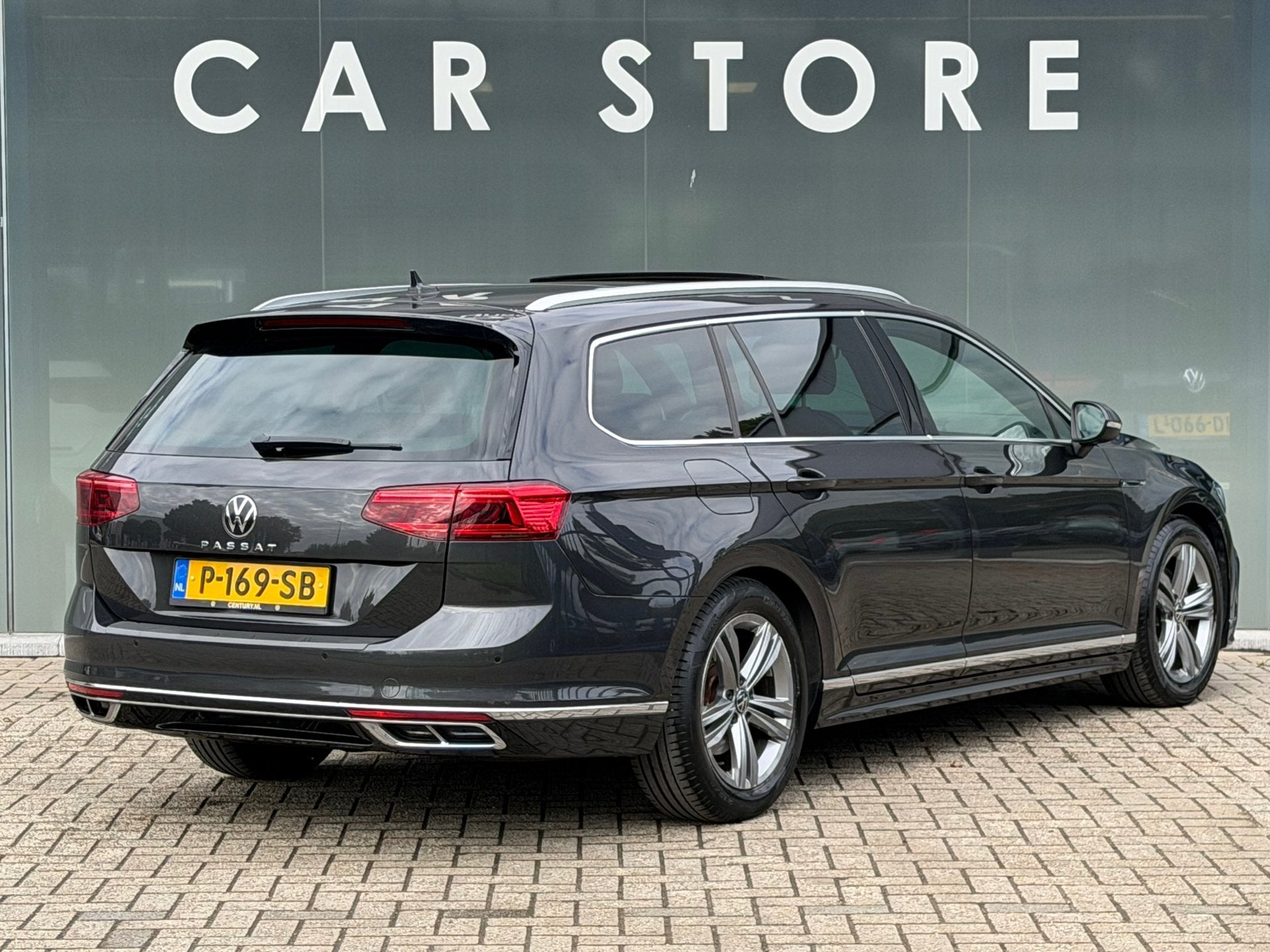 Volkswagen Passat Variant 1.5 TSI R-Line Business + PANO/LED, Dealer onderhouden, 730 kg, 4 cilinders, 150 pk