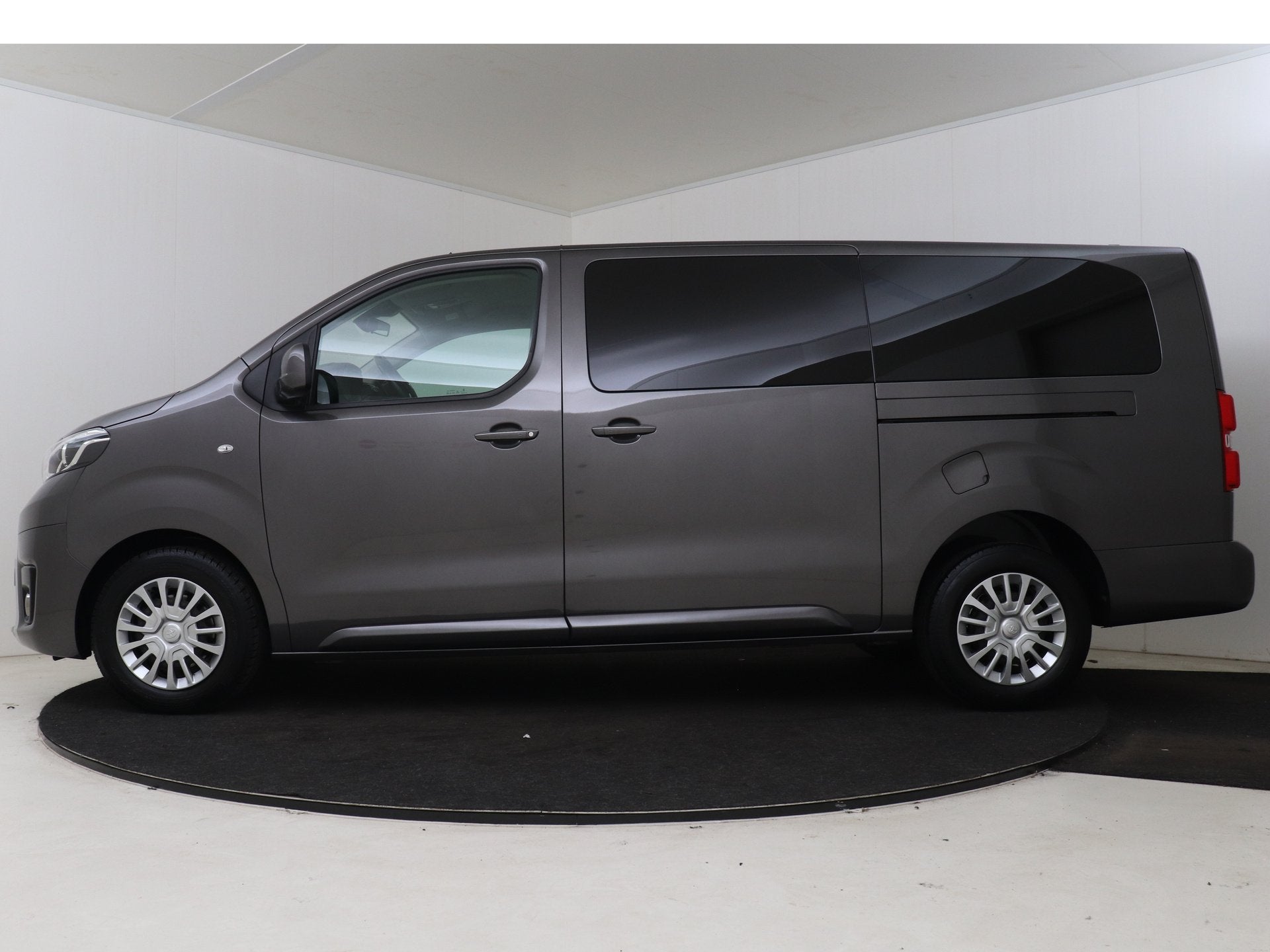 Toyota ProAce Worker 2.0 D-4D Professional Long (bj 2023), Auto's, Bestelauto's, Stof, Gebruikt, 4 cilinders, Bedrijf