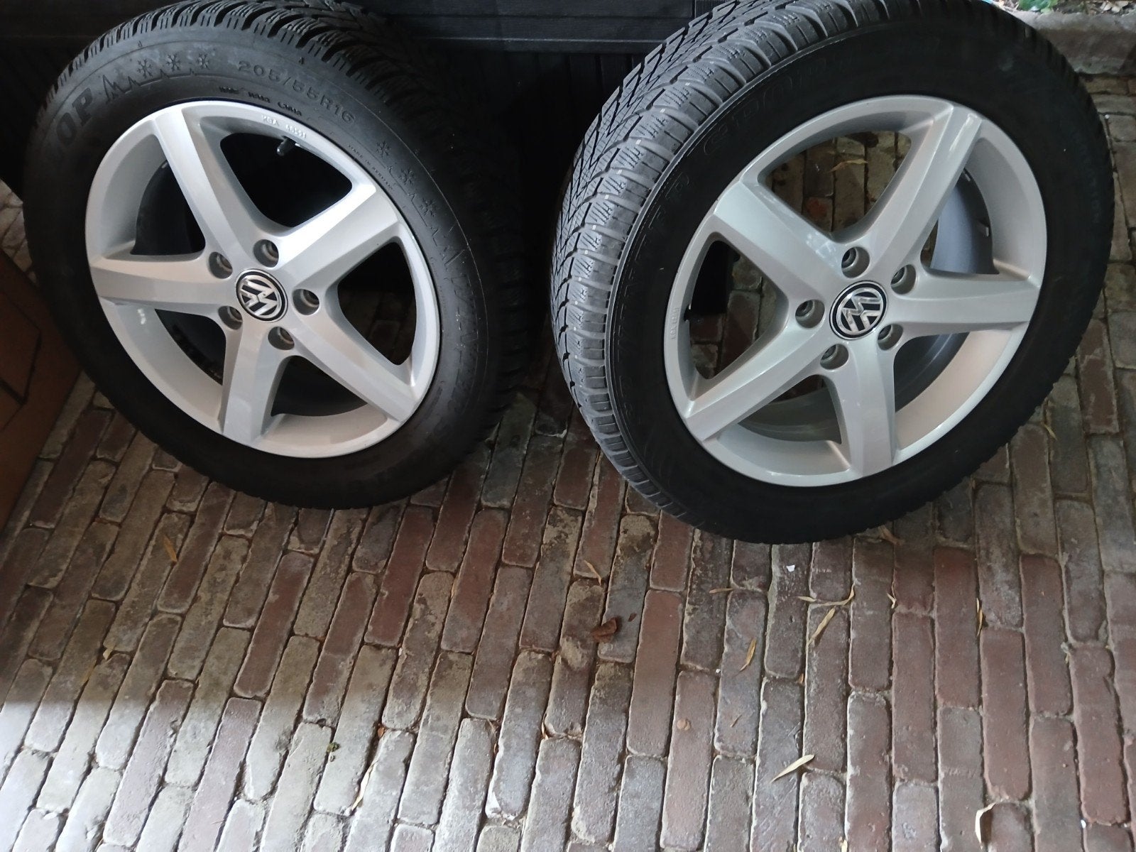 Originele 16" VW velgen + Dunlop winterbanden 5 tot 6mm, Ophalen, 16 inch, Banden en Velgen, 205 mm