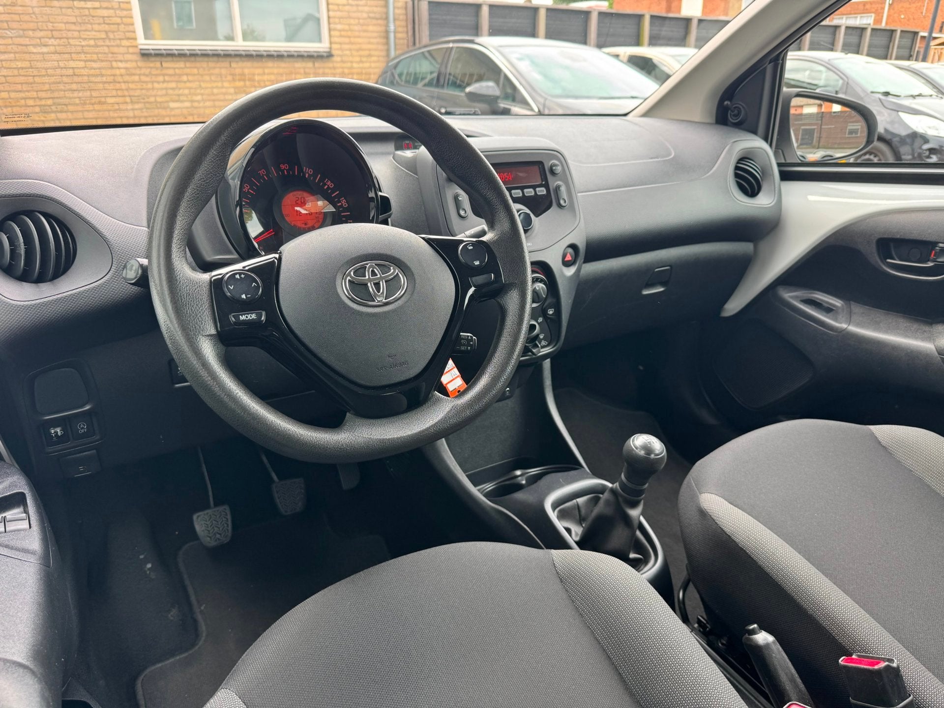 Toyota Aygo 1.0 VVT-i x-fun 5-Deurs Dealer onderhouden BTW, Auto's, Voorwielaandrijving, Gebruikt, Euro 6, Wit