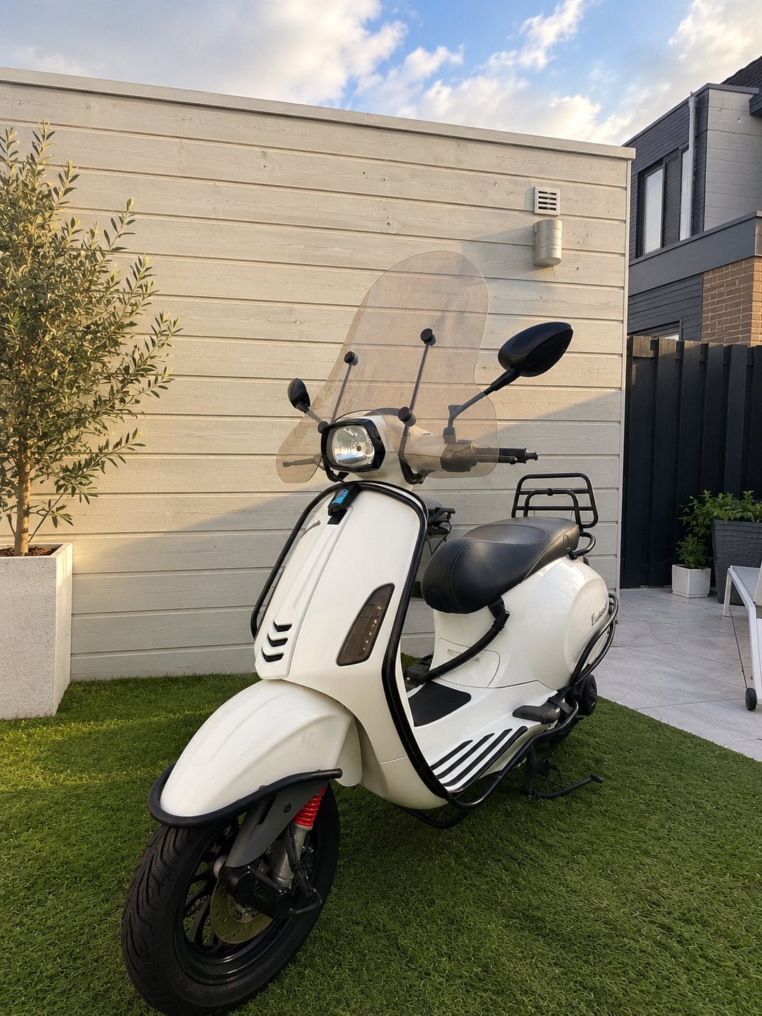 Vespa Sprint 2019 Wit | Full Option Black + Nieuwe Accu, Ophalen, Vespa S, Zo goed als nieuw, Benzine