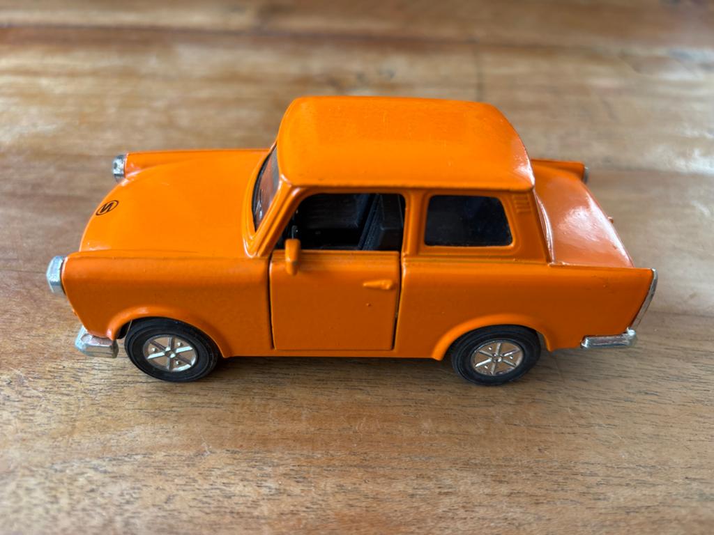 Trabant 601 modelauto oranje - Zo goed als nieuw, Ophalen of Verzenden, Zo goed als nieuw, Auto, Overige merken