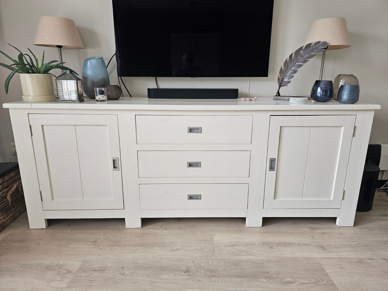 Massief houten dressoir in Riviera Maison stijl (RAL 9010), Huis en Inrichting, Ophalen, Gebruikt, Met lade(s), 200 cm of meer