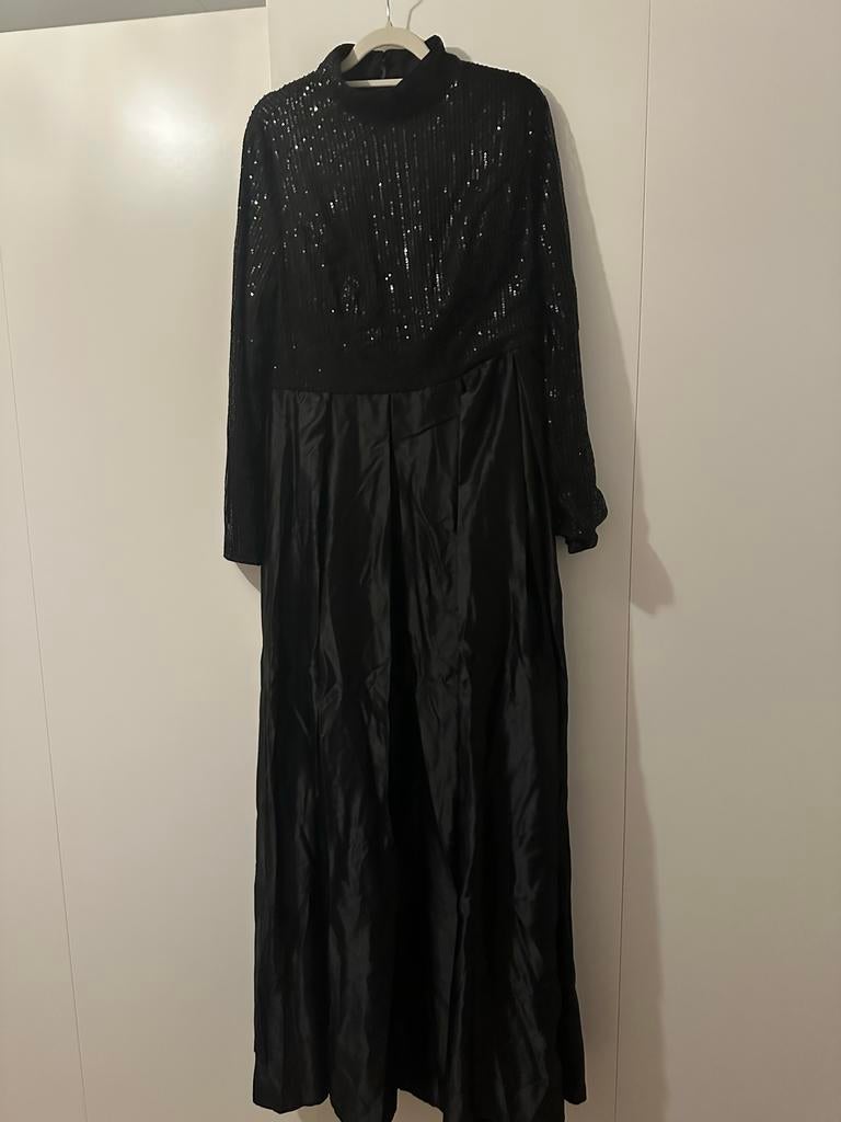 Zwarte Feestjurk XL met Pailletten en Satijn, Galajurk, Zwart, Maat 46/48 (XL) of groter, Ophalen of Verzenden