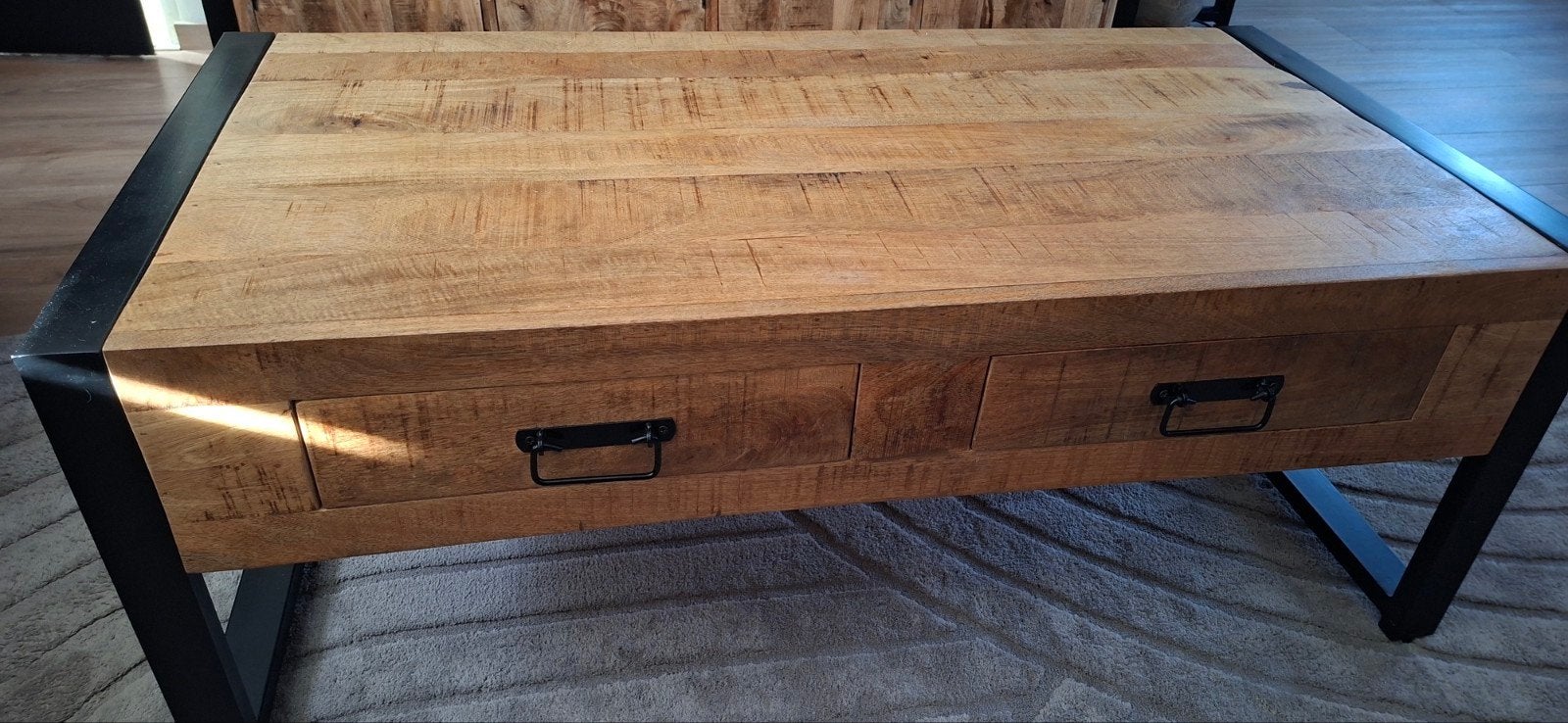 Industriële salontafel van massief mangohout met lades, Huis en Inrichting, Tafels | Salontafels, 100 tot 150 cm, 50 tot 100 cm