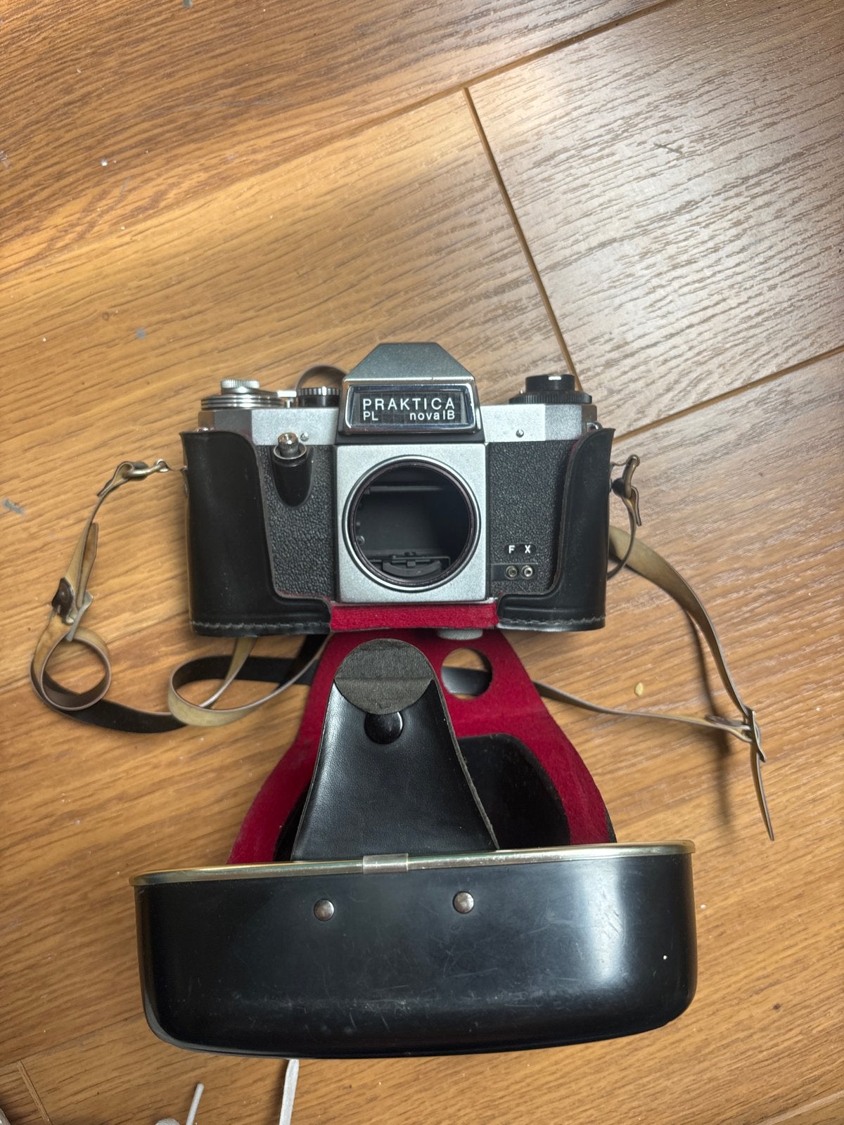 Praktica Nova B spiegelreflexcamera met lederen tas, Audio, Tv en Foto, Fotocamera's Analoog, Ophalen, Gebruikt, Spiegelreflex