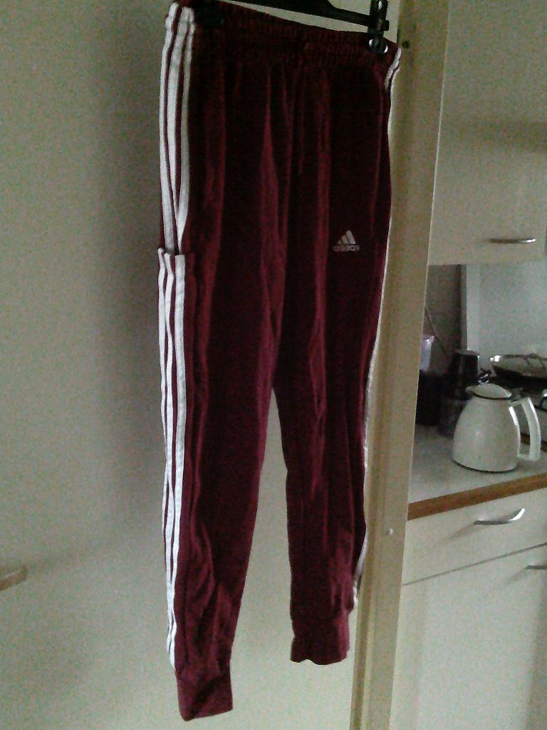 adidas BURGUNDY joggingbroek 42 -GRATIS zend, Kleding | Dames, Sportkleding, Overige kleuren, Verzenden, Maat 42/44 (L), Fitness of Aerobics