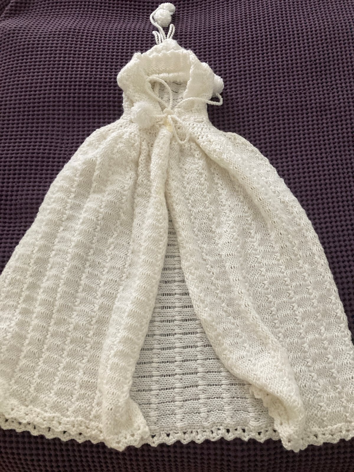 Handgebreide babycape met capuchon en pompons, Ophalen of Verzenden, Zo goed als nieuw, Jongetje of Meisje