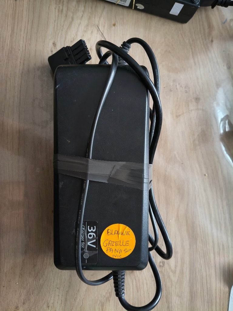 Te koop oplader  elektrische fiets Gazelle Panasonic, Ophalen of Verzenden, Zo goed als nieuw