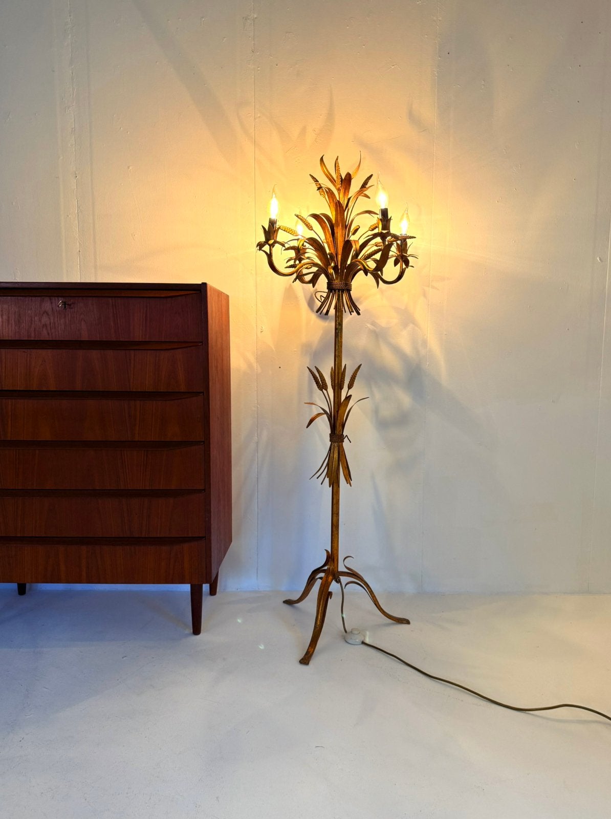 Vintage vergulde vloerlamp, Hans Kögl ‘70, Huis en Inrichting, Lampen | Vloerlampen, Vintage retro buisframe design rotan webbing papercord deens