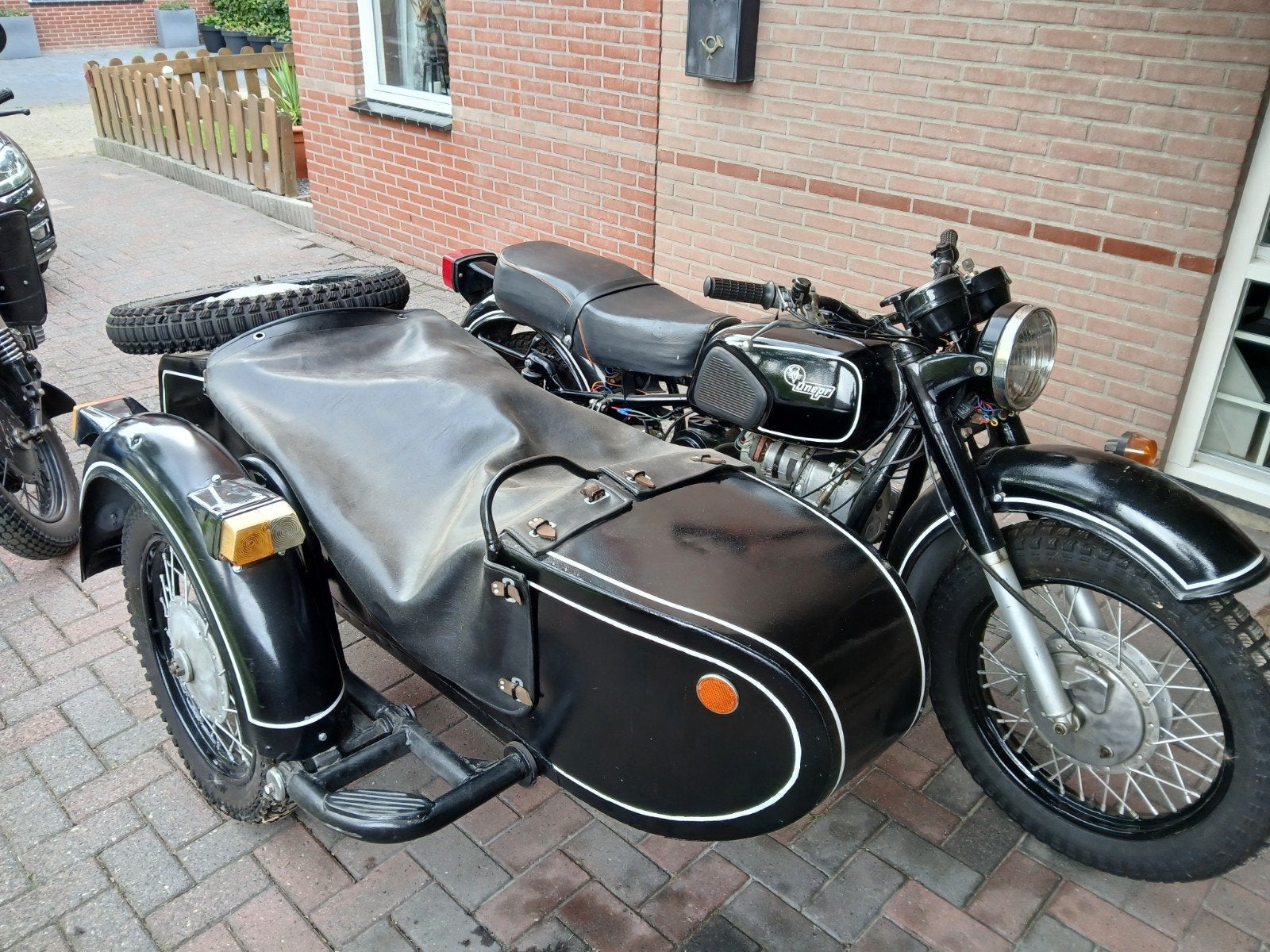 Dnepr Mt10 met zijspan, 2 cilinders, 650 cc