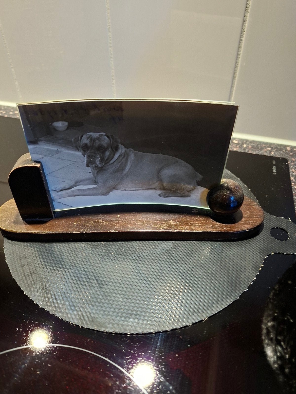 Fotolijstje met houten standaard en glazen plaat, Bruin, Gebruikt, Ophalen of Verzenden, Fotolijst