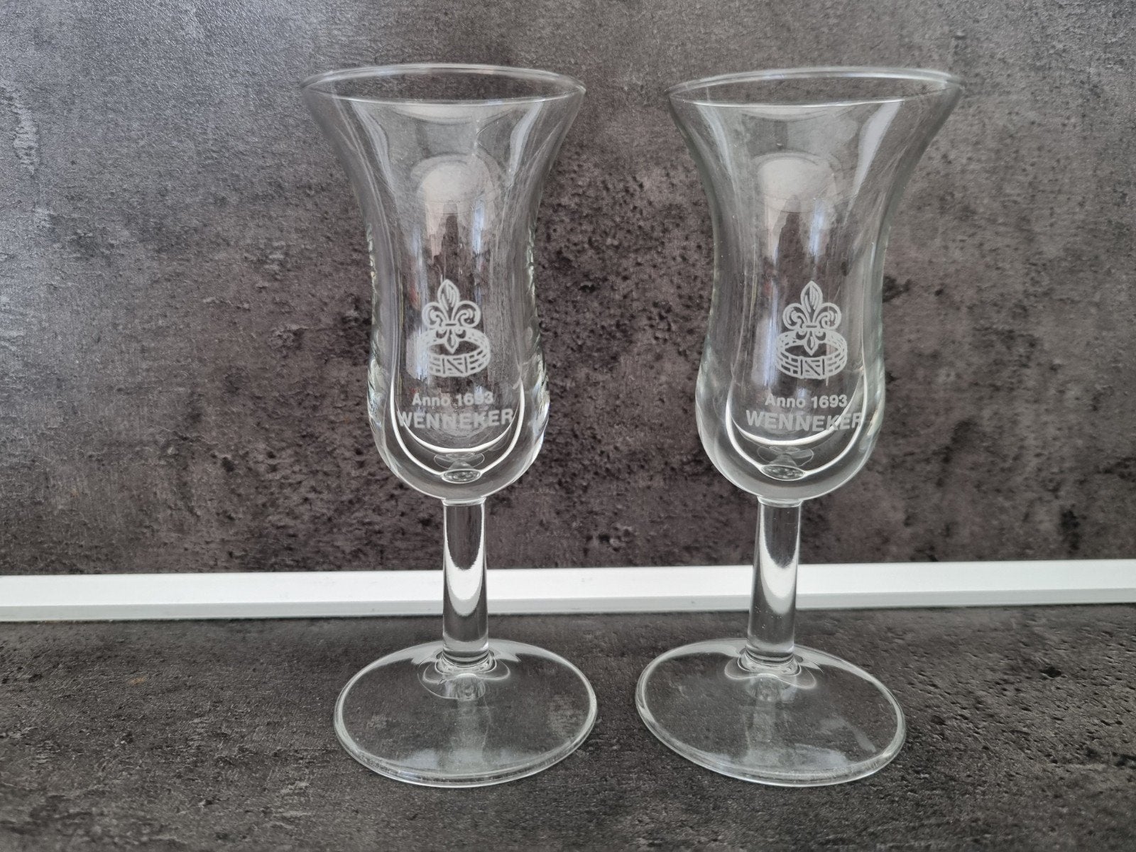 2x borrelglaasje Wenneker Anno 1693, Verzamelen, Ophalen of Verzenden, Gebruikt, Borrel- of Shotglas
