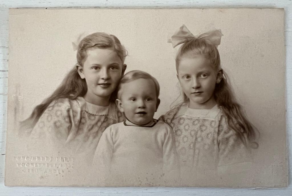 Fotoportret/ansichtkaart gemaakt in  Leeuwarden A. Lorié, Ophalen of Verzenden, Voor 1940, Zo goed als nieuw, Foto