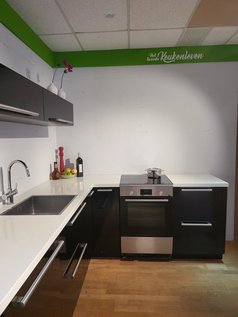 Mooie zwarte hoogglans keuken met blad van composiet., Ophalen, Zwart, Hoekkeuken, Hoogglans of Gelakt