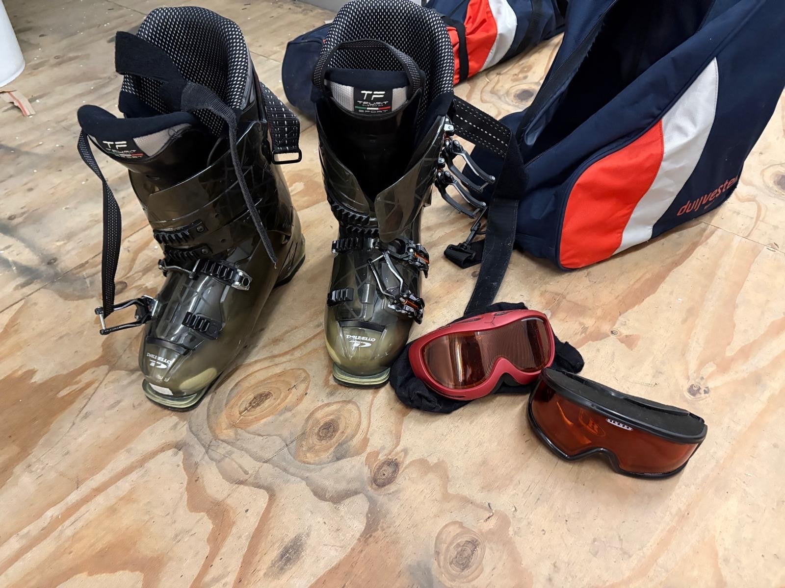 Dalbello ski schoenen met skibril en tas mt42, Gebruikt, Schoenen, Skiën, Ophalen