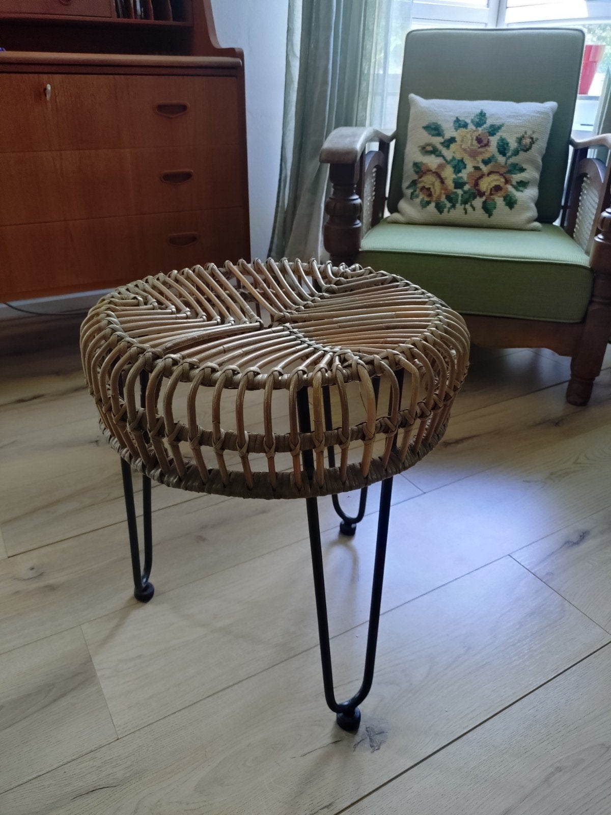Rotan krukje met metalen poten, Ophalen, Gebruikt, Overige kleuren, Bohemian, Modern