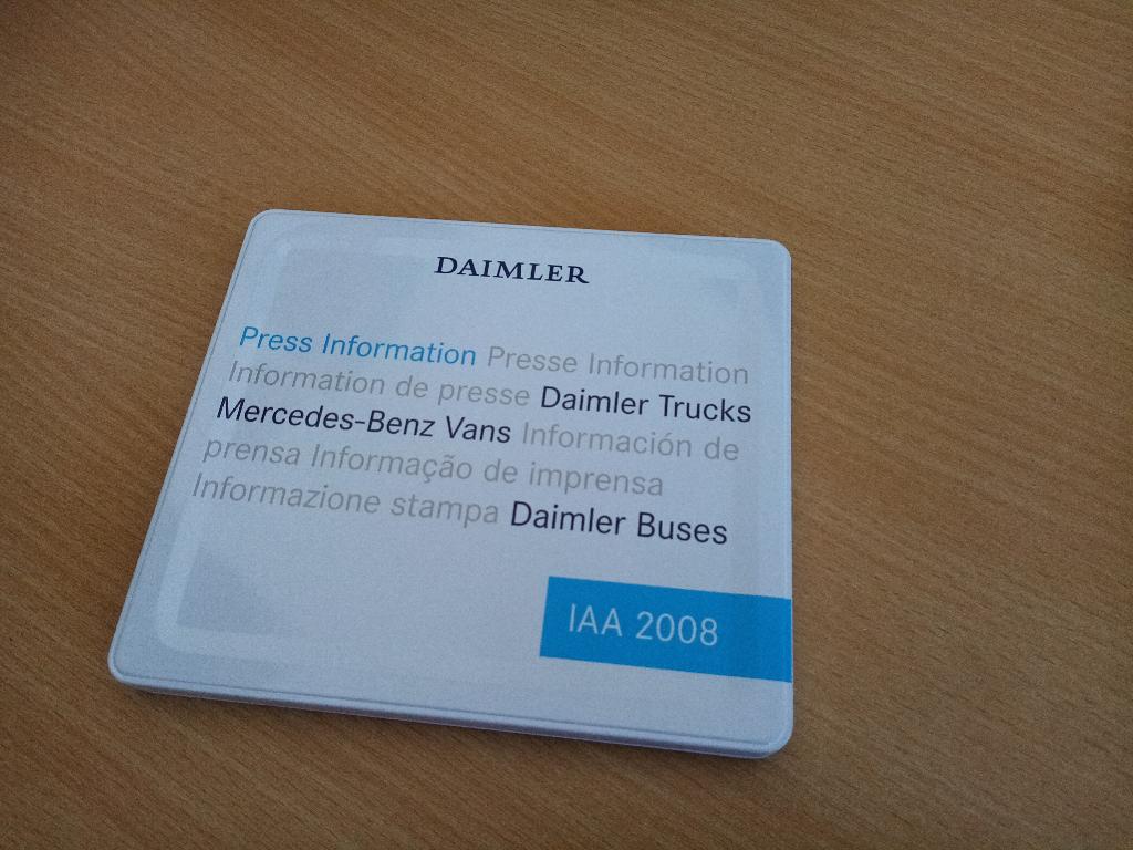 MERCEDES TRUCKS, VANS & BUSES, Boeken, Auto's | Folders en Tijdschriften, Zo goed als nieuw, Mercedes, Ophalen of Verzenden