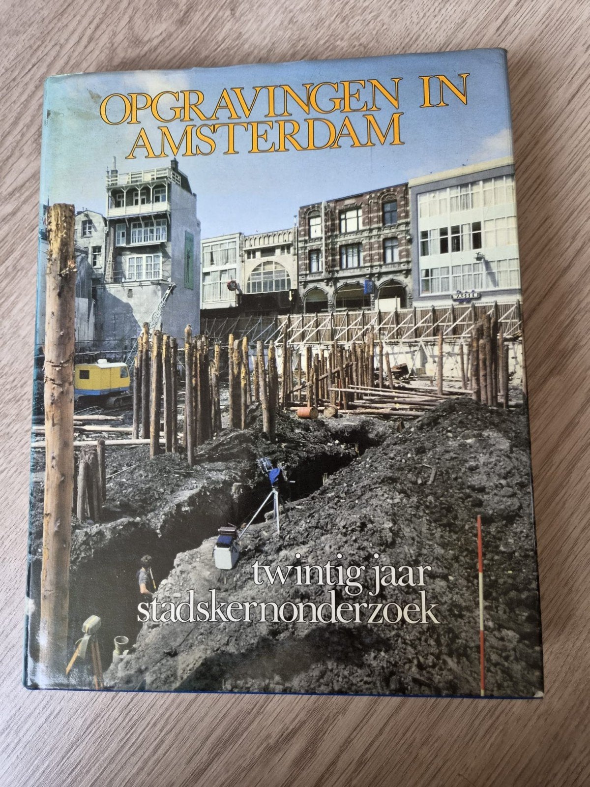 Opgravingen in Amsterdam - 20 jaar stadskernonderzoek (1977), Boeken, Ophalen of Verzenden, Gelezen